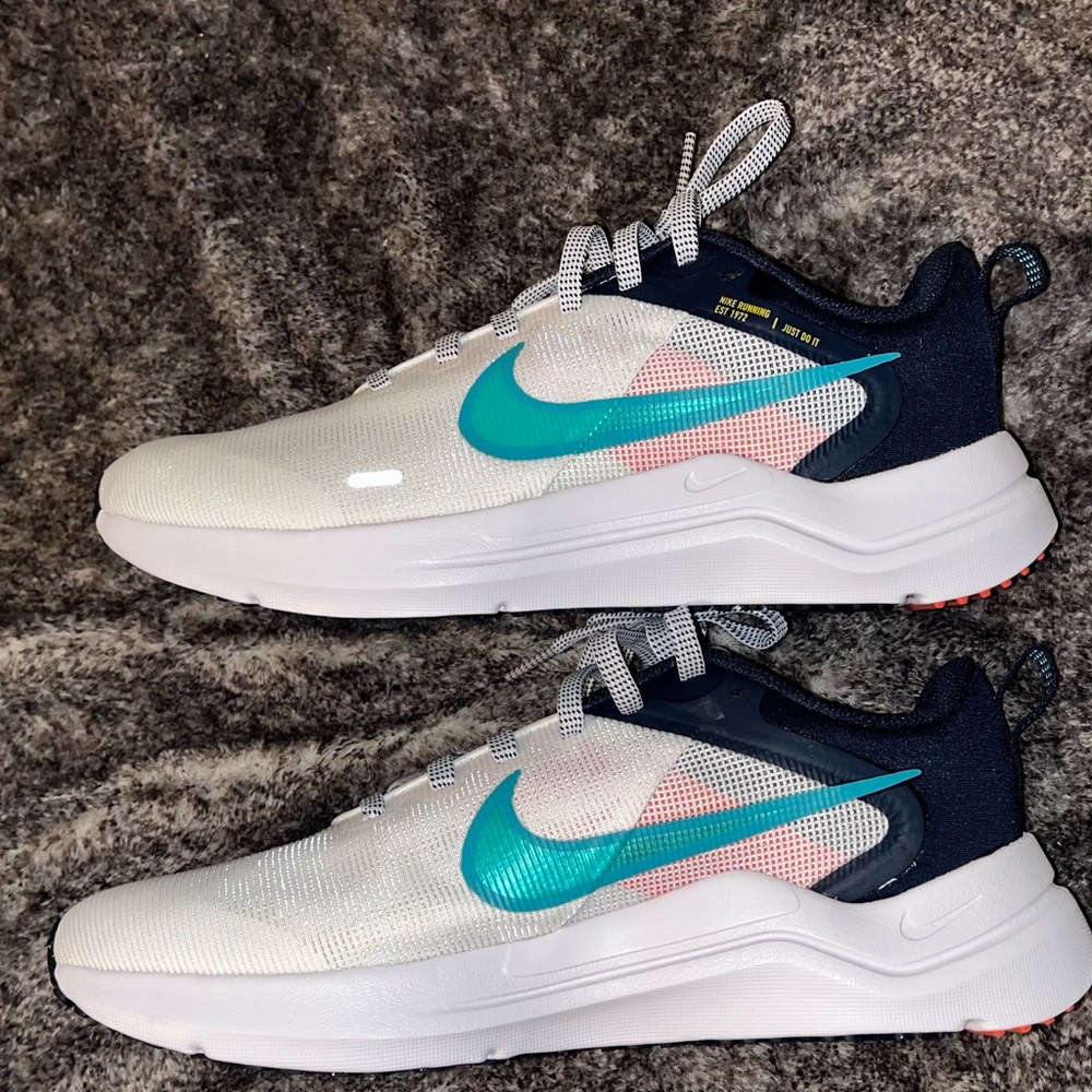 BRAND NEW Women’s White / Navy / Multicolor Nike Sneakers